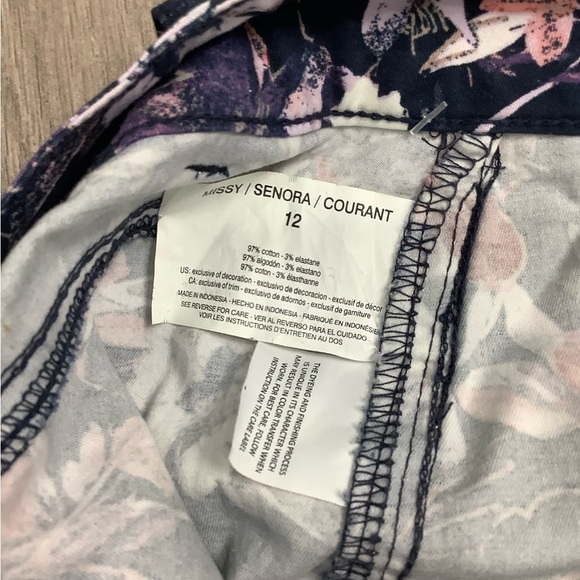 Women's Gloria Vanderbilt 12 L Large Floral Navy Purple Chino Khakis Shorts New - Picture 3 of 11